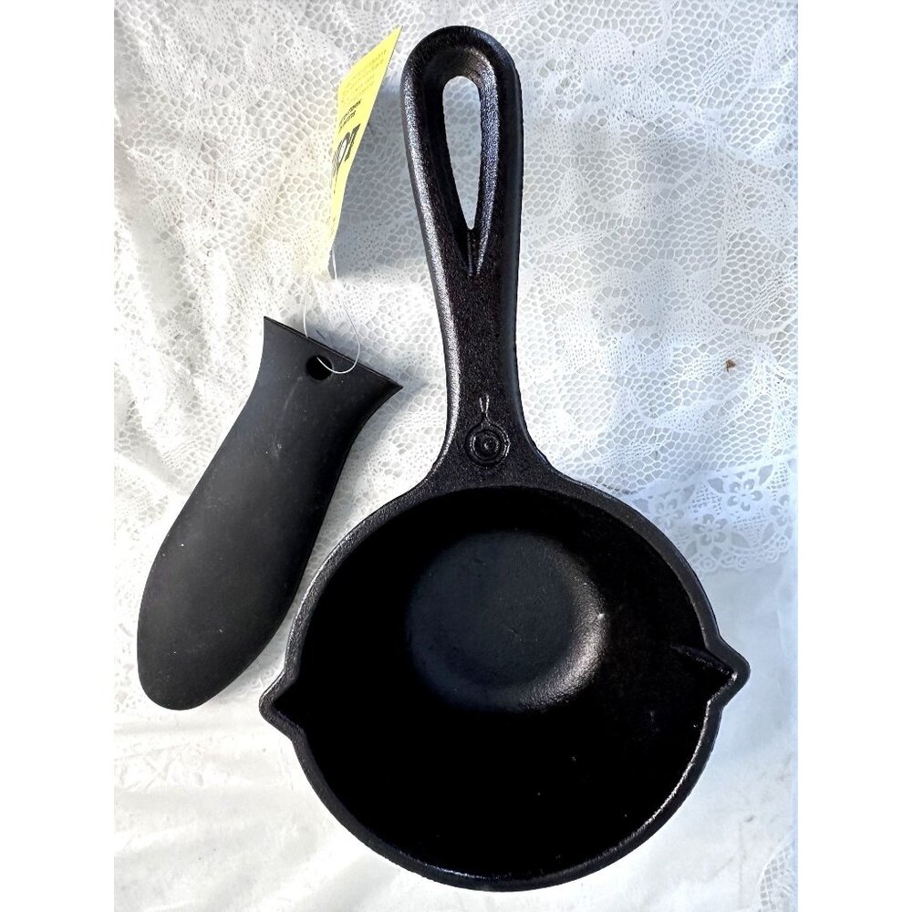 Lodge Cast Iron Melting Pot Pouring Spouts Silicone Hot Handle Holder Dad Gift